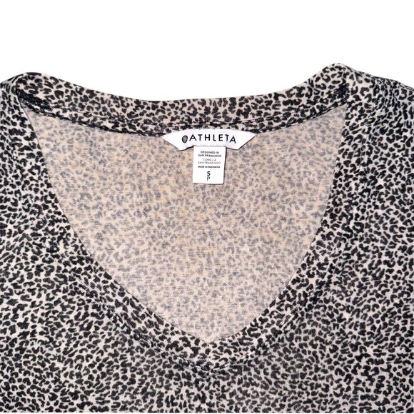 Gently Used Athleta Breezy Scoop V-neck Short Sleeve T Shirt in Micro Cheetah S - Picture 3 of 4